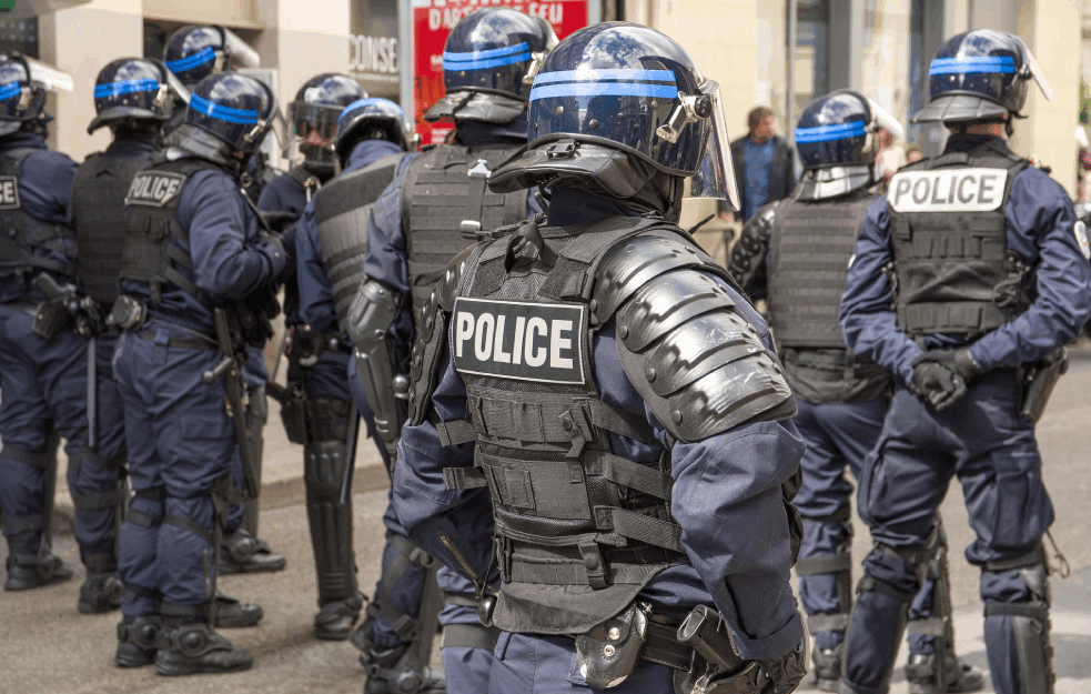 FRANCUSKA POLICIJA PREDSTAVILA PSE, OBUČENE DA NANJUŠE KORONU: Zadatak će im biti detekcija virusa tokom festivala u Kanu! 
